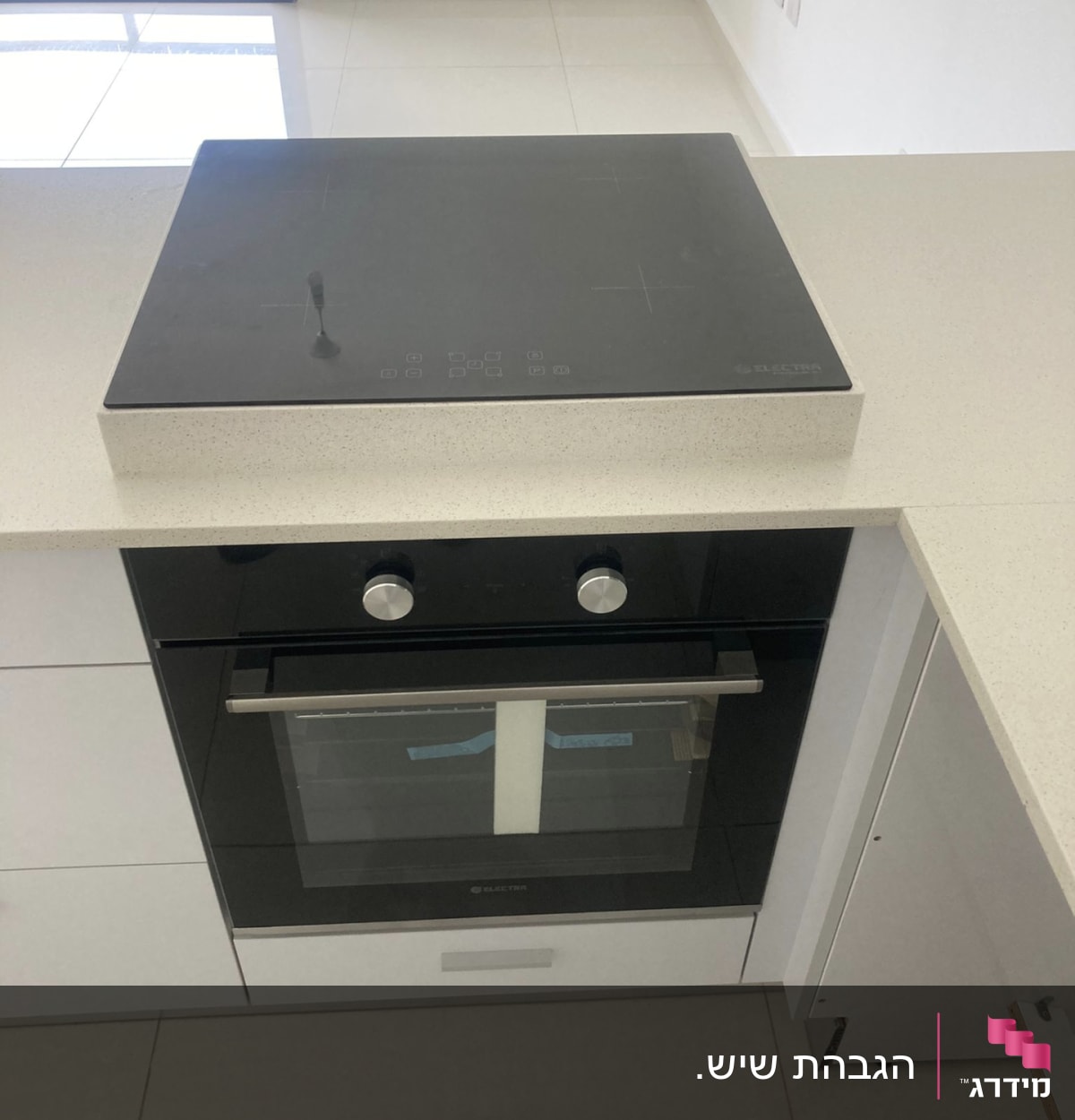 משטח שיש במטבח עם כיריים חשמליות